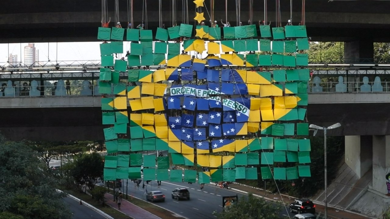 挺本國選手踢進世足 巴西高空垂降拼國旗