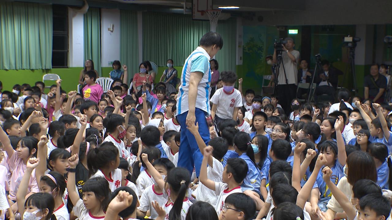 停看聽變有趣!和泰攜蘋果劇團 走進校園教孩子保命技巧