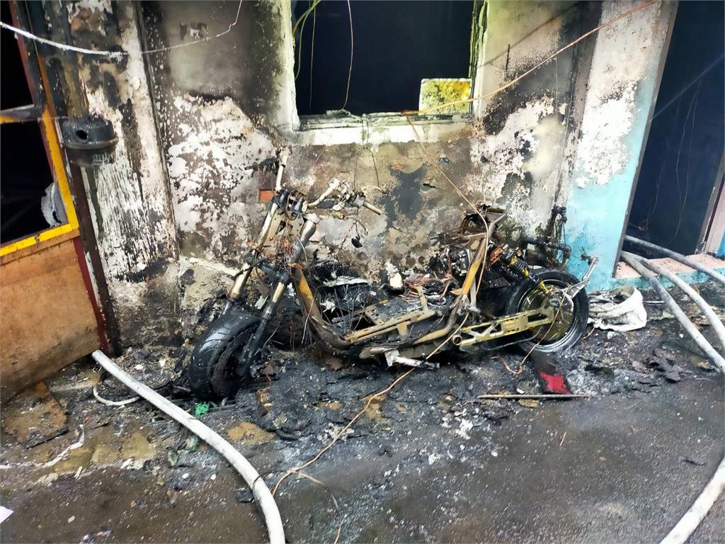 快新聞／桃園八德火警釀1死2傷　起火原因疑與門口輕型電動車有關