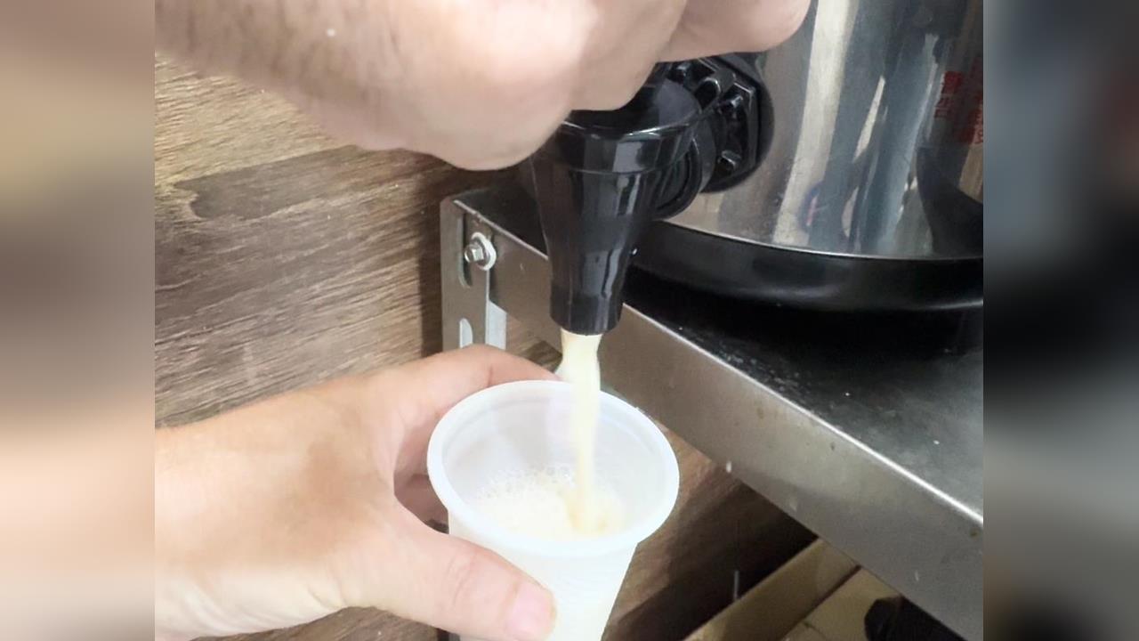領愛心餐當自助吧？　老翁無限暢飲被提醒還嗆業者小氣