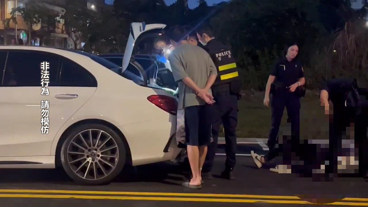 男子肇事三車撞還打人　警到場調查車上起獲槍、毒