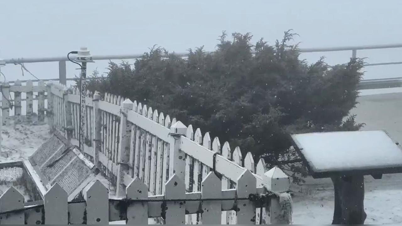 快新聞／銀白世界美不勝收！玉山北峰下雪了　持續近半小時