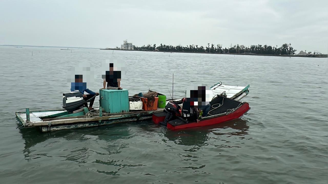 快新聞/嘉義東石外海驚魂!釣客船隻失去動力險擱淺 海巡火速救援