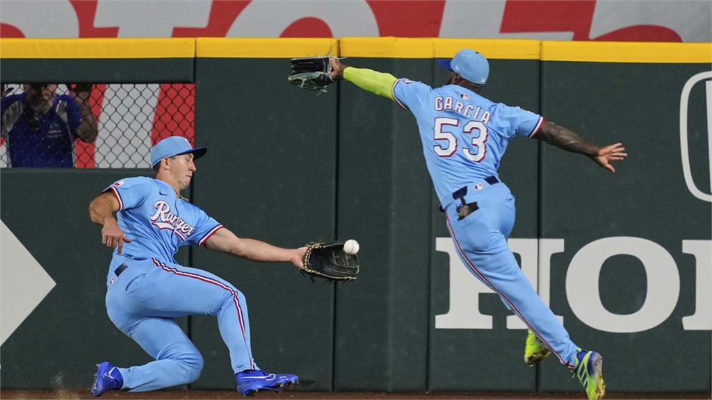 MLB(影)／攝影師都被騙！滑接劫球太扯　遊騎兵外野手「超神美技」連發