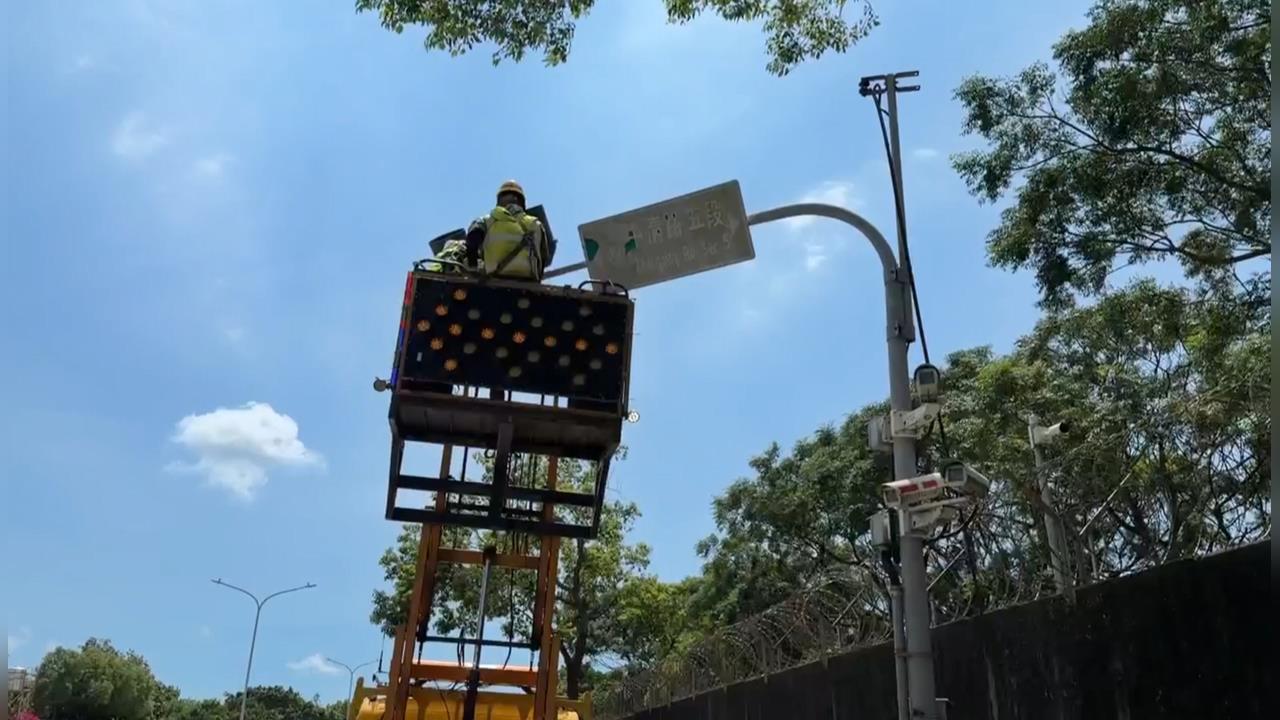 險！夾子車疑沒收好上吊臂　意外勾電線「2根號誌桿斷裂倒地」