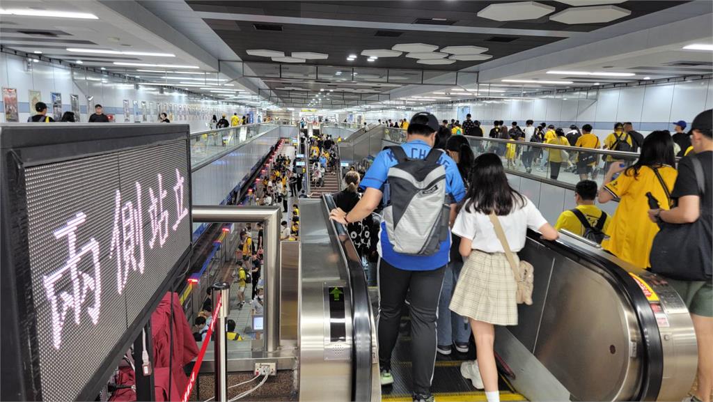 北捷「電扶梯勿走動」一堆人仍猛超車！他大推「日本這神招」：比宣導100年有用