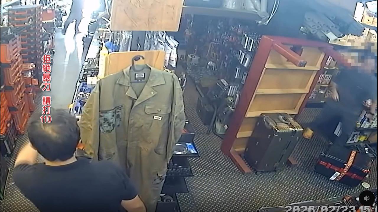 離職男持斧闖公司狂砍前主管　行凶驚險畫面曝光、業者出面說明