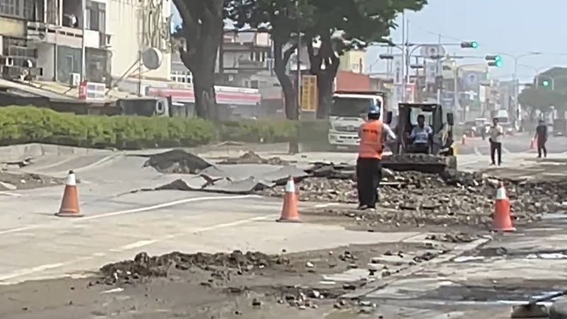 快新聞／轟！彰化道路突「炸裂隆起」嚇壞路人　南向車道封閉搶修中