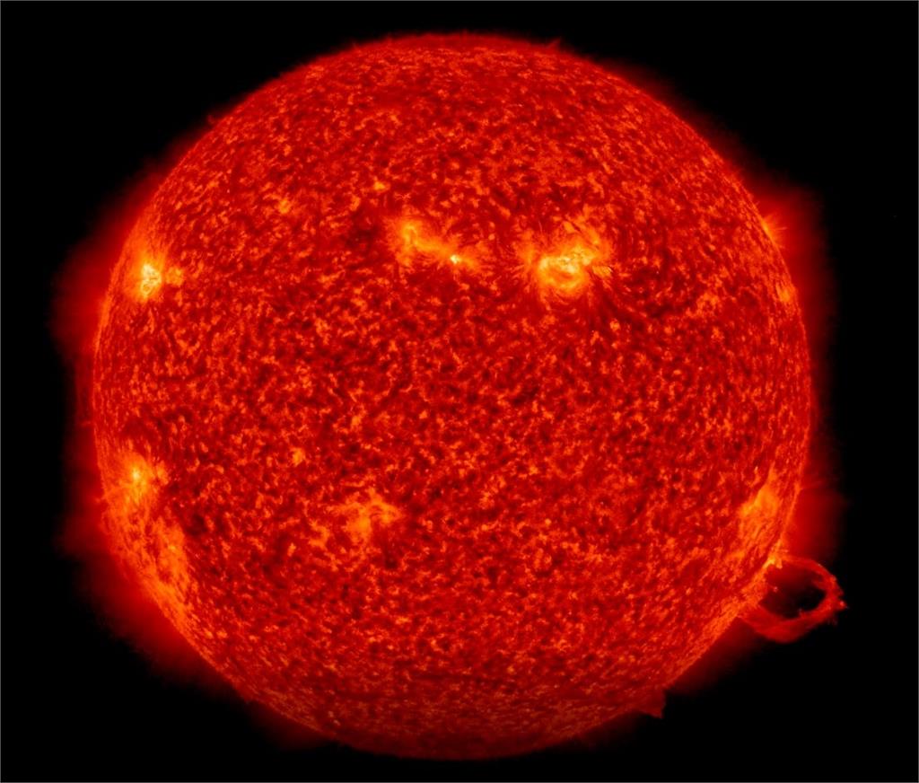 太陽系最大燈泡「日冕物質拋射」　鄭明典PO表面照：越來越活躍了！