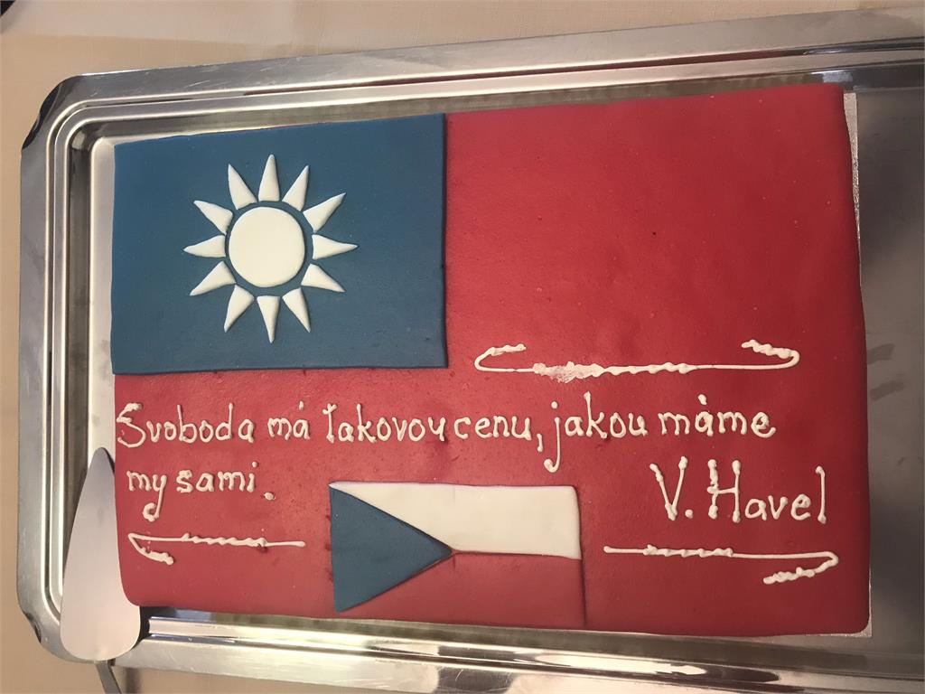 快新聞／捷克參議院長將率隊訪台 民眾送兩國國旗蛋糕象徵友誼