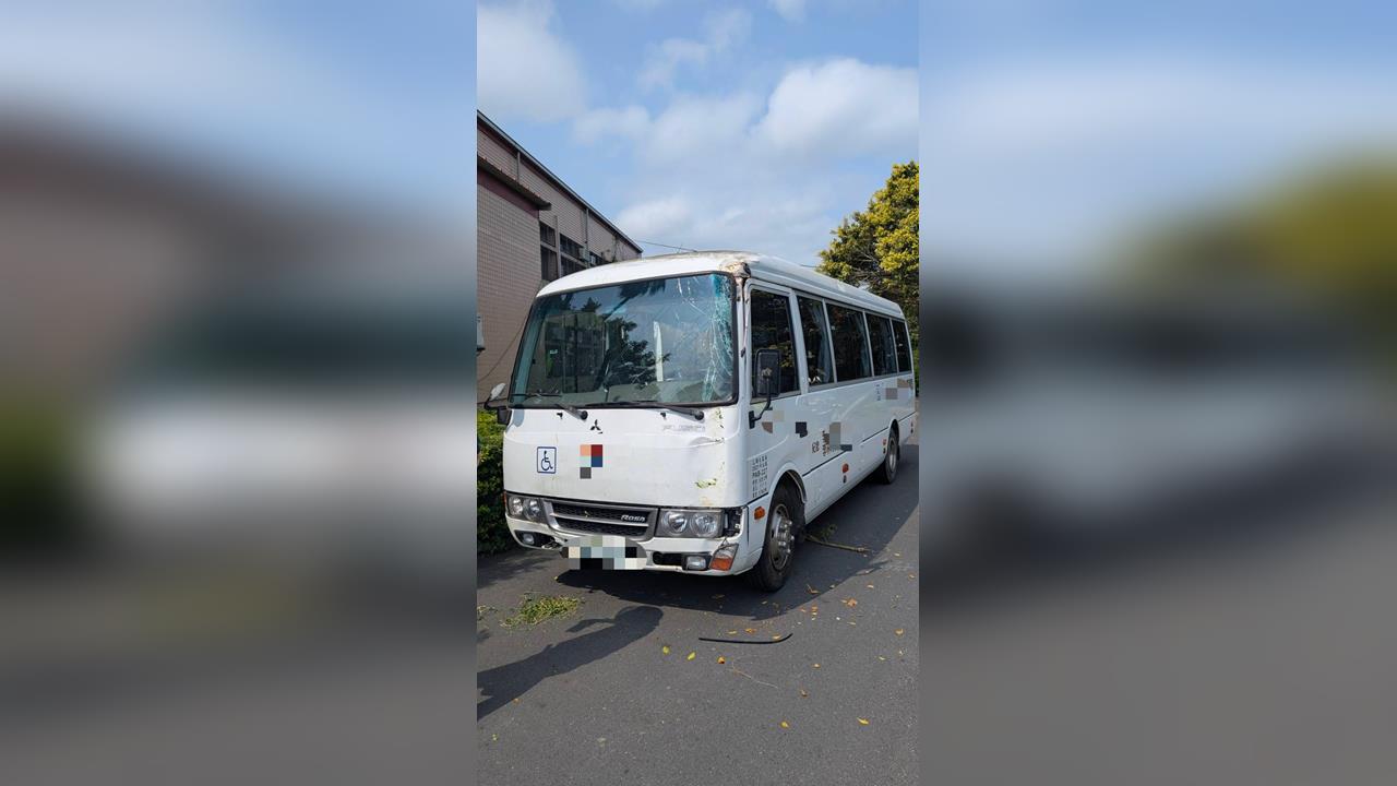 快新聞／八里愛心教養院小巴自撞電線桿！傷者急送淡水馬偕