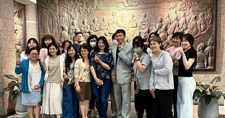 李洋9日接掌運動部!拜會教育部被女粉圍繞 變成「小型見面會」