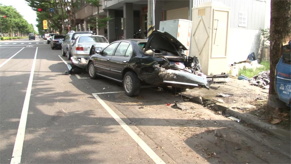 租賓利連撞4車 騎士慘遭夾擊雙腿骨折