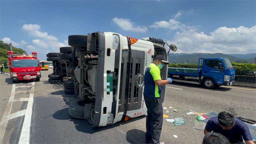 快新聞／國1五堵交流道車禍！貨櫃車側覆阻交通　畫面曝光