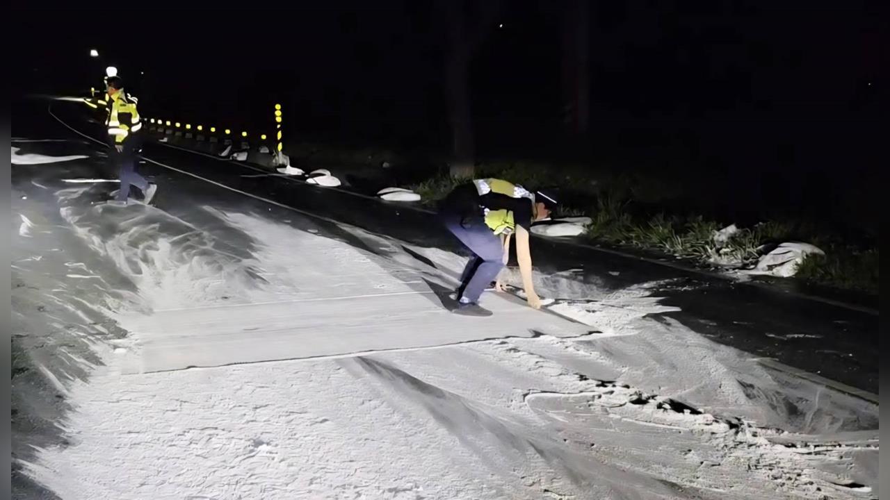 快新聞／台9線深夜變「溜冰場」！麵粉灑滿300公尺畫面曝光