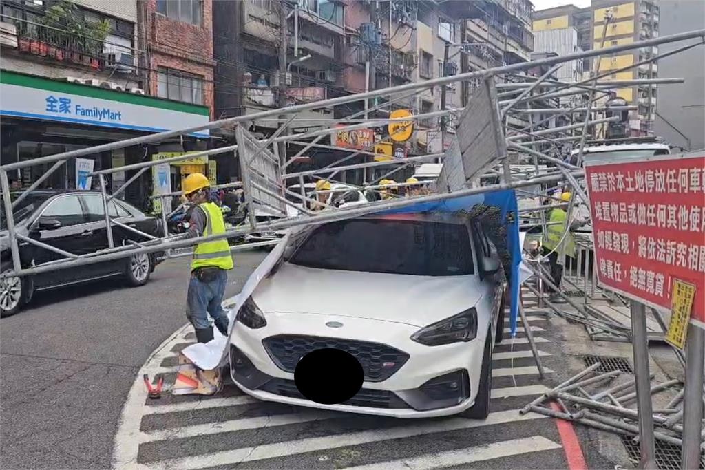 快新聞／雨橫風狂！台東超過2000戶停電　基隆1車遭棚架砸中