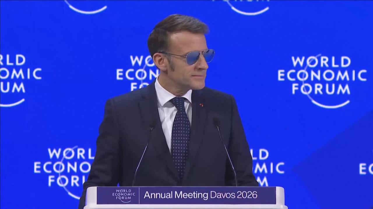 馬克宏演說戴墨鏡帶動股價飆漲　網友調侃「又被老婆打？」