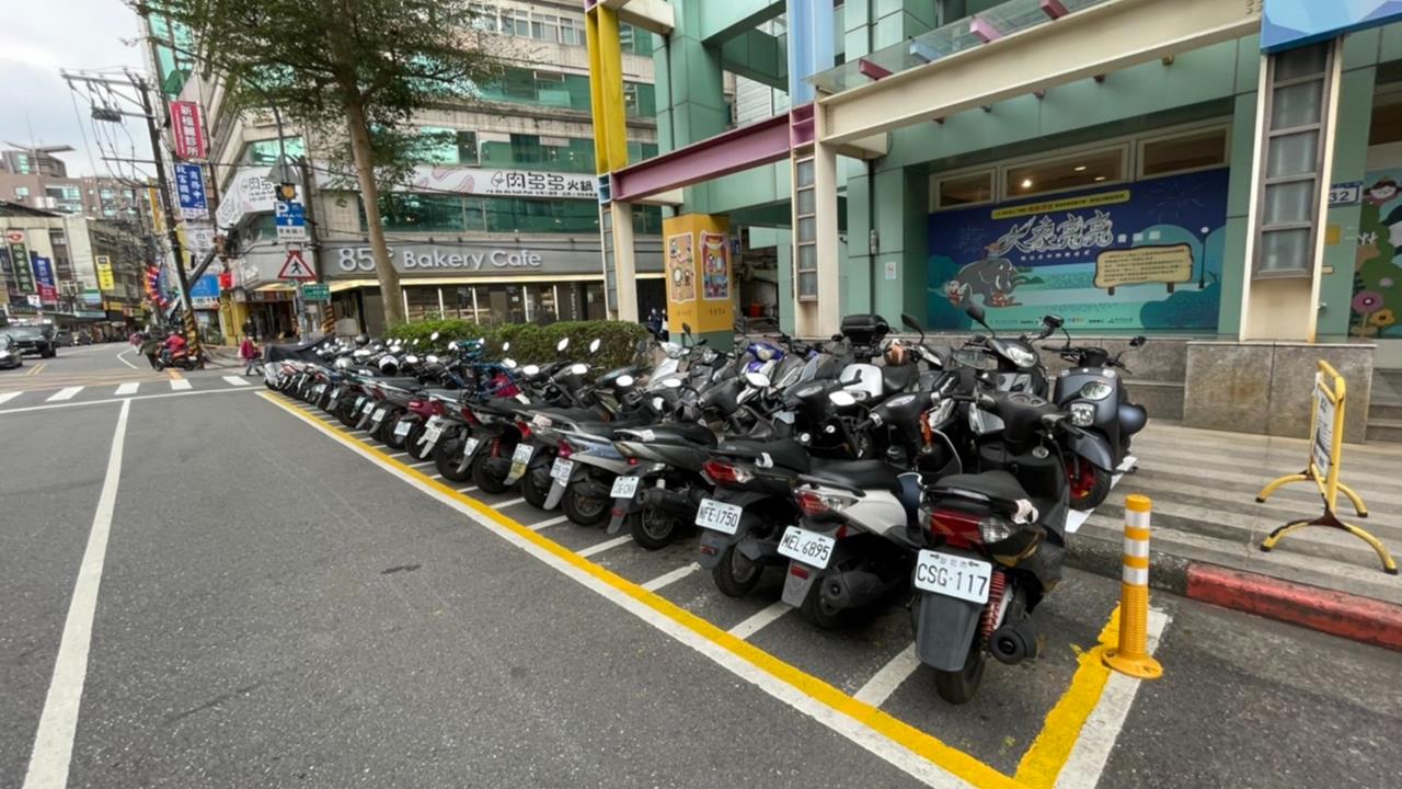 台北機車格最新設計亮相？白線內「多一圈黃線」網虧：金錢的顏色...交通局回應了