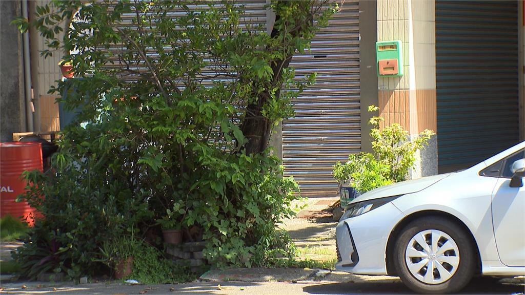 「醉」胡鬧！男作勢攔車攻擊　還踹民宅鐵門嬉笑逃離