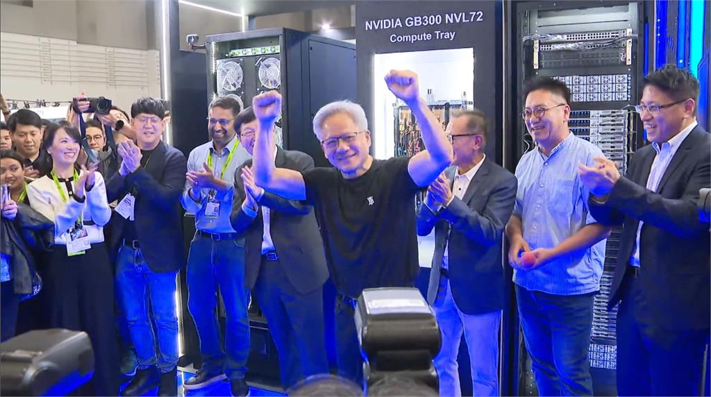 黃仁勳逛COMPUTEX　到鴻海攤位高喊「我愛台灣」