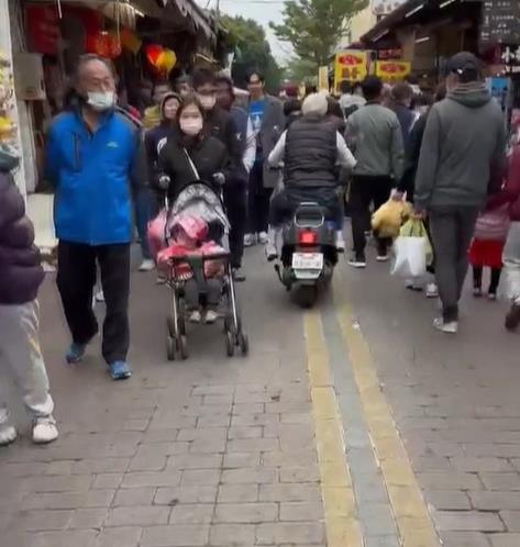 阿北亂入鹿港徒步區　逆向騎車險擦撞娃娃車