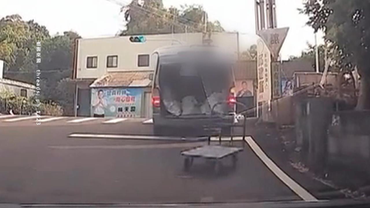 開車變馬路道具賽！　後車廂突開啟手推車滑行撞後車