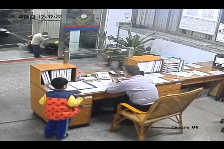 「老師有教」撿到16萬5千元 小一童報案找失主
