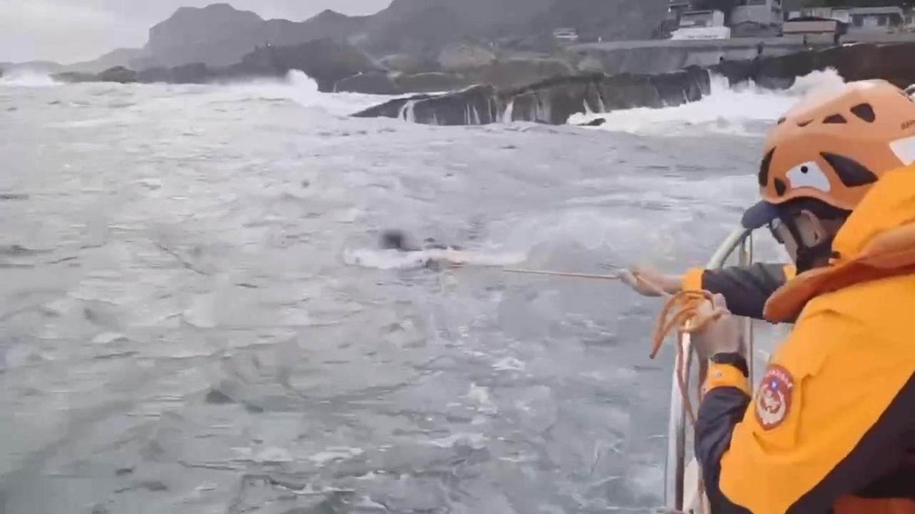 瑞芳水湳洞驚傳2釣客落海 熱心船長幫救起送醫