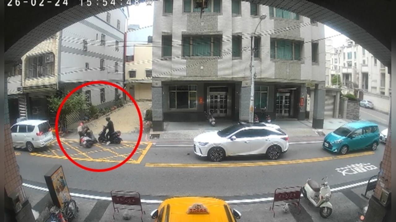 婦人倒地太慢？遭網友疑假摔？婦人兒澄清脊椎都裂了沒有假摔