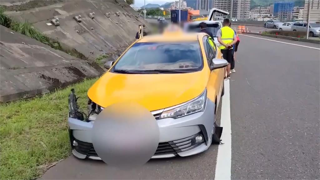 亡命之徒? 賊偷「小黃」開到爆胎 再搶貨車遭制伏