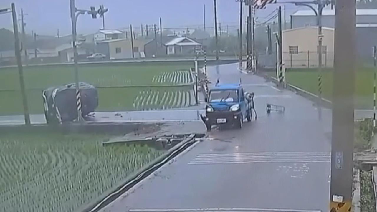 閃燈路口「都不讓」與小貨車衝撞　休旅車失控再撞號誌桿側翻９０度