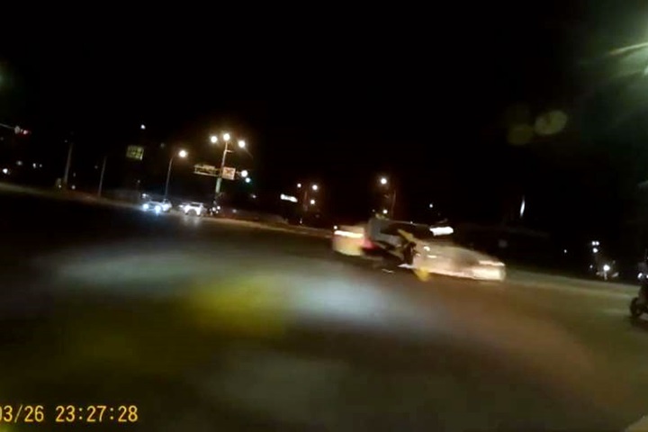 BMW闖紅燈撞飛騎士 駕駛棄車逃逸