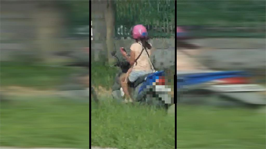 扯！胸前背嬰兒「騎車滑手機」母危險駕駛 網友：也太誇張