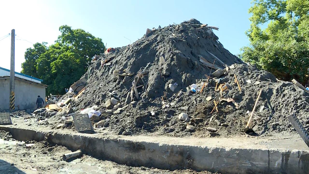 敦厚路淤泥堆放兩層樓高飄臭味　災民嘆遲未清走！季連成這樣說