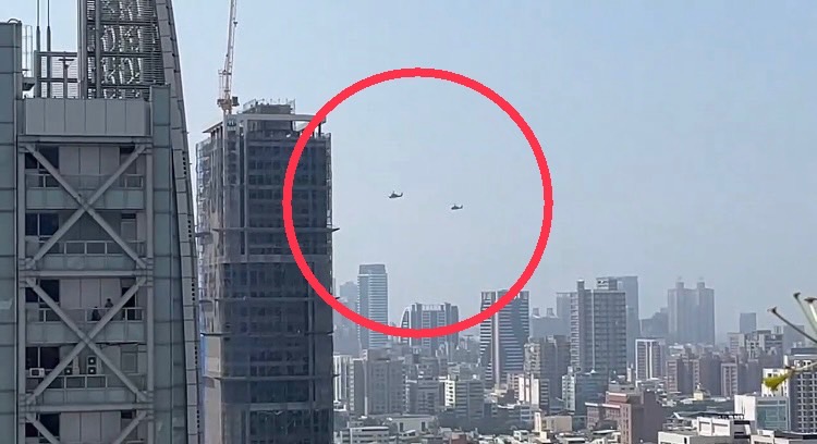 快新聞／陸軍航空特戰指揮部戰鬥機裝載實彈巡弋　高雄市區低飛繞行