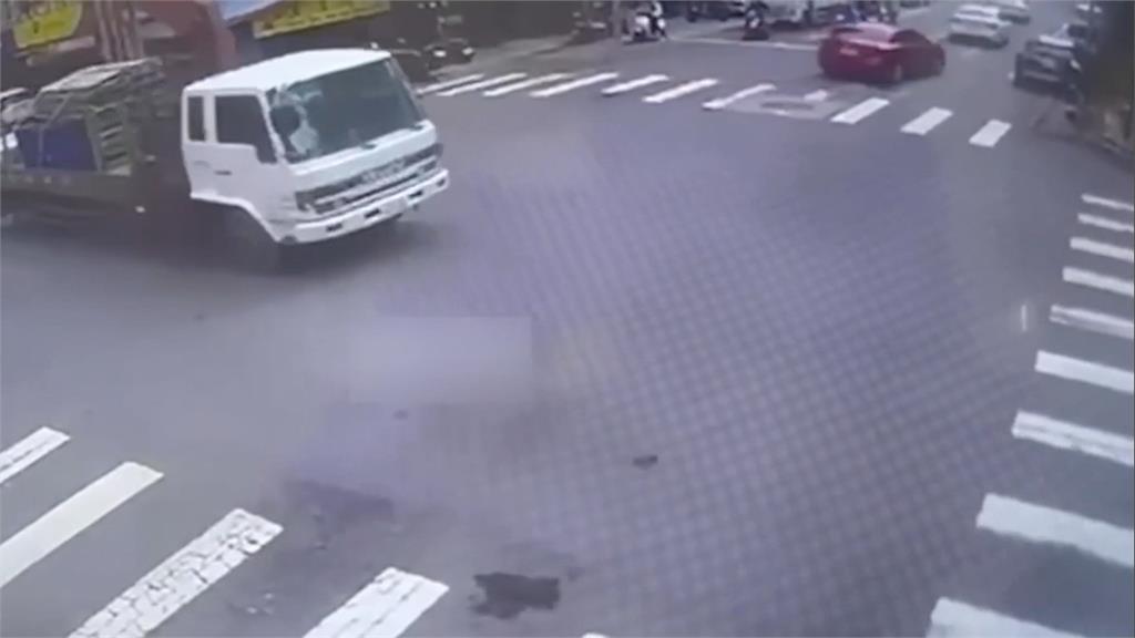 粗心聯結車駕駛忘收大吊臂　電線桿遭拉扯倒地發出巨響
