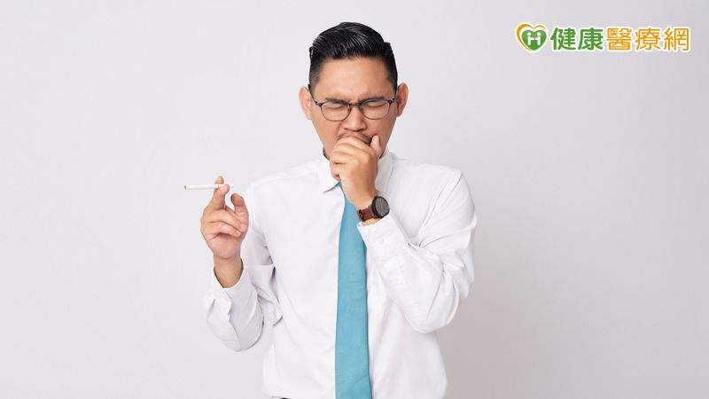 六旬翁40年菸齡長巨瘤堵食道!新一代免疫治療PD-1提供三明治世代新解方