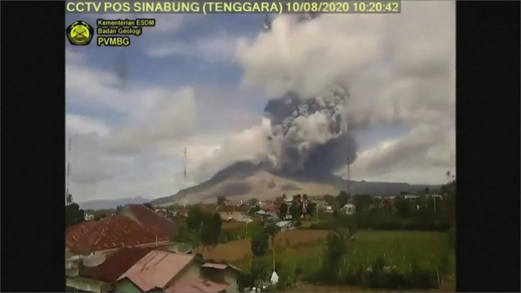 印尼錫納朋火山又爆發！火山灰直衝天際如「末日降臨」