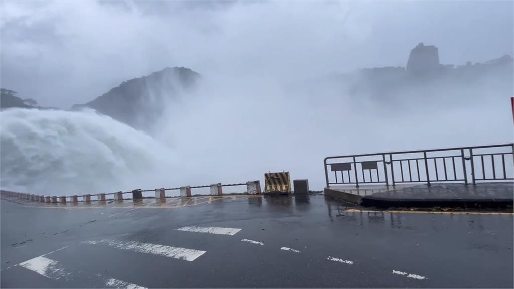 康芮颱風挾豪雨！　石門水庫開啟溢洪道、員山子分洪道啟動第５次分洪