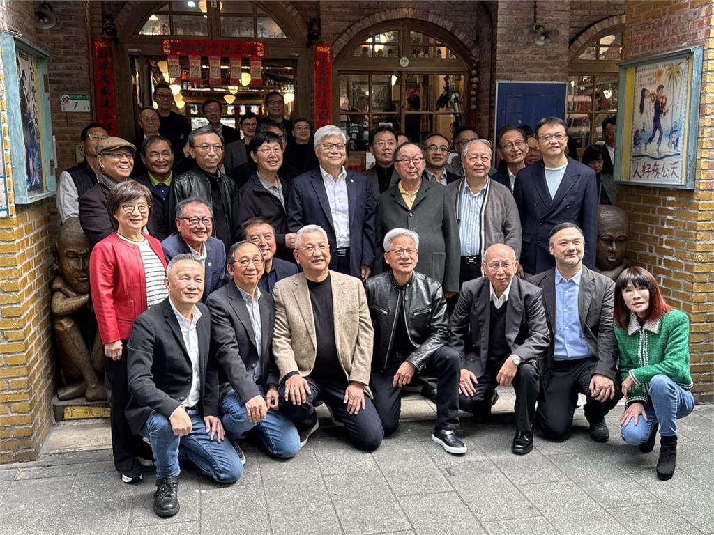 快新聞／好貴的照片！黃仁勳宴請供應鏈高層　CEO「排排站大合照」畫面曝光