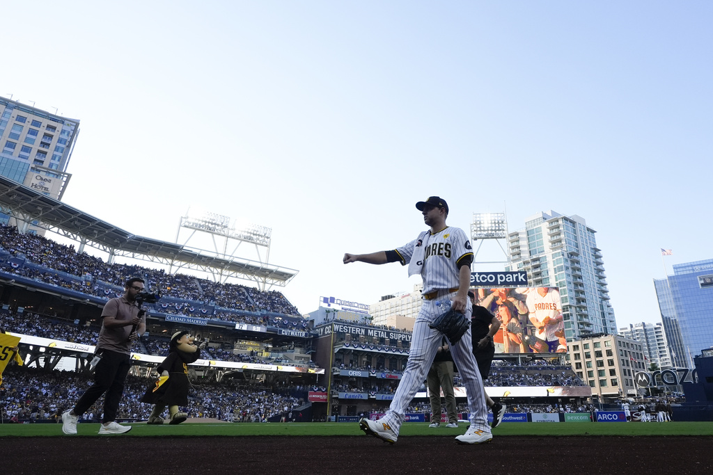 MLB（影）／旅基就是神！球迷鼓譟加持　教士「國王」季後賽初先發12K＋0BB