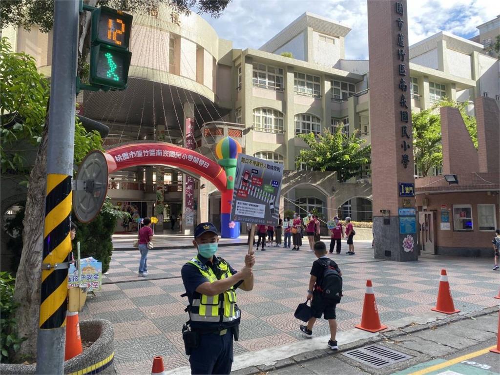 開學首日！蘆竹警校園周邊加強宣導停讓行人