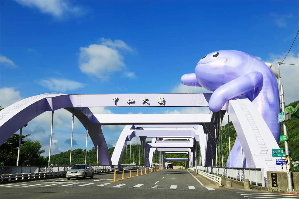 甲仙大橋驚見超大型「紫色怪獸」！四款超Q裝置藝術吸睛