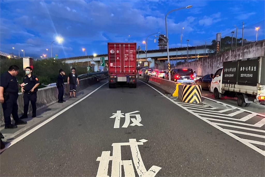 快新聞／新北板橋1聯結車未注意限高「自撞號誌無法動彈」！　交通一度嚴重回堵
