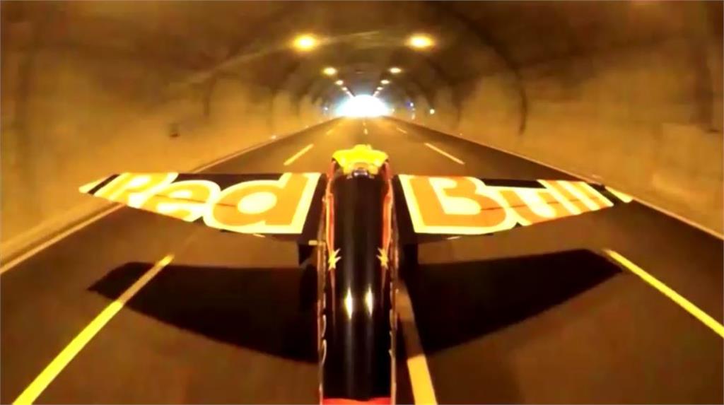 義特技飛行員柯斯塔 駕機低空穿隧道創金氏紀錄