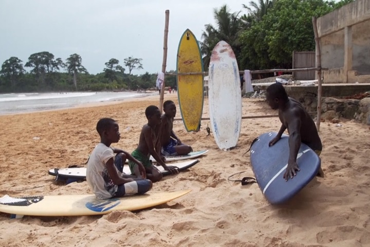 「黃金海岸」迦納辦衝浪學校 挑戰東京奧運
