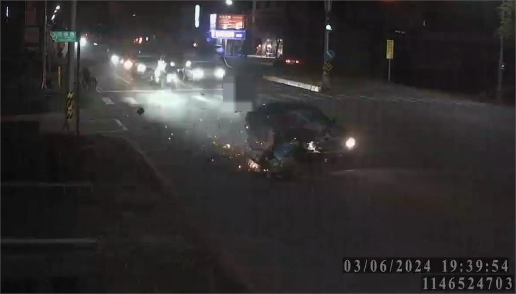 宜蘭轎車街頭飆速闖紅燈　30秒撞3機車釀1死3傷