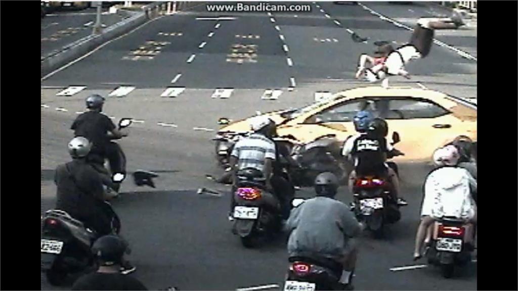 疑計程車搶快闖紅燈 連撞4車5人送醫