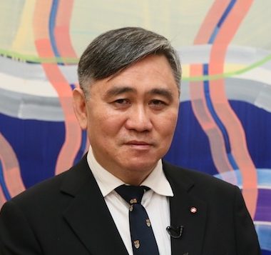 王文洋與「小54歲女大生」爆戀情 直擊百貨美食街同框約會