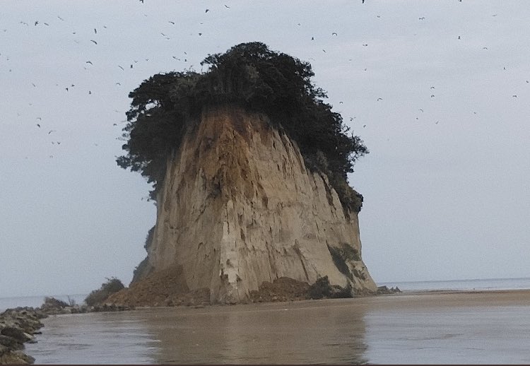 快新聞／日本能登規模6.3地震！見附島土石崩落畫面曝　民眾拔腿狂奔